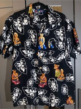 Vintage Roundy Bay Hawaiian Shirt | Large | Rare Tropical Print

2. Vintage
